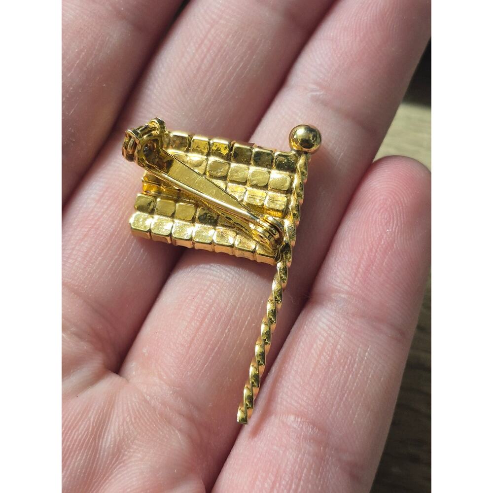 Vintage Rhinestone American Flag Brooch - Gold Tone Twisted Pole - Patriotic Pin - Picture 2 of 2